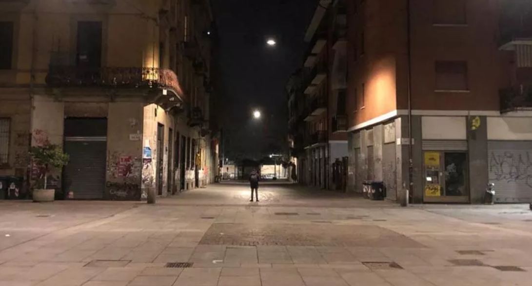Coronavirus, i silenzi notturni di piazza Santa Giulia: il fonometro ha registrato i rumori prodotti da un frigorifero